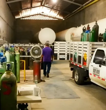 Cilindros de oxígeno industrial para soldadura y corte de metales en Barranquilla